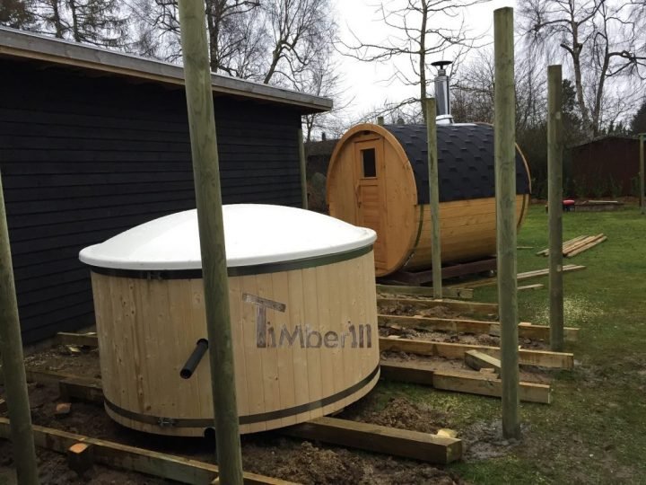 Vildmarksbad I Glasfiber Med Indvendig Ovn Wellness Basic Med Udendørs Sauna Tønde I Træ Til Haven, Christina, Gilleleje, Danmark
