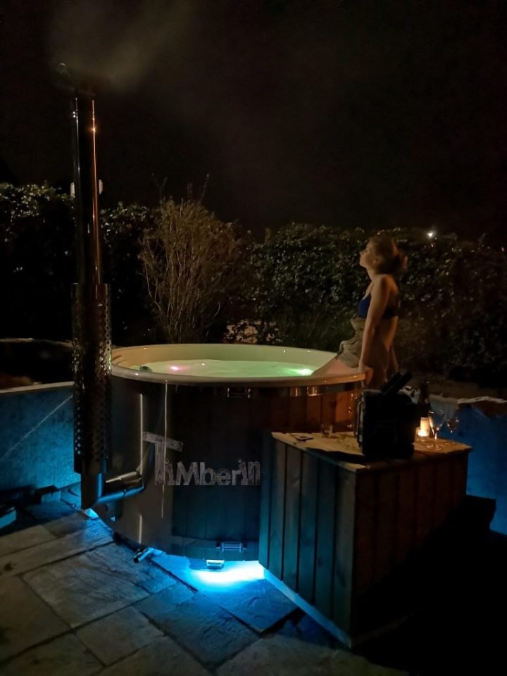 Vildmarksbad I Glasfiber Termotræ Med Integreret Ovn Wellness Royal, Christiffer, Ikast, Danmark (1)