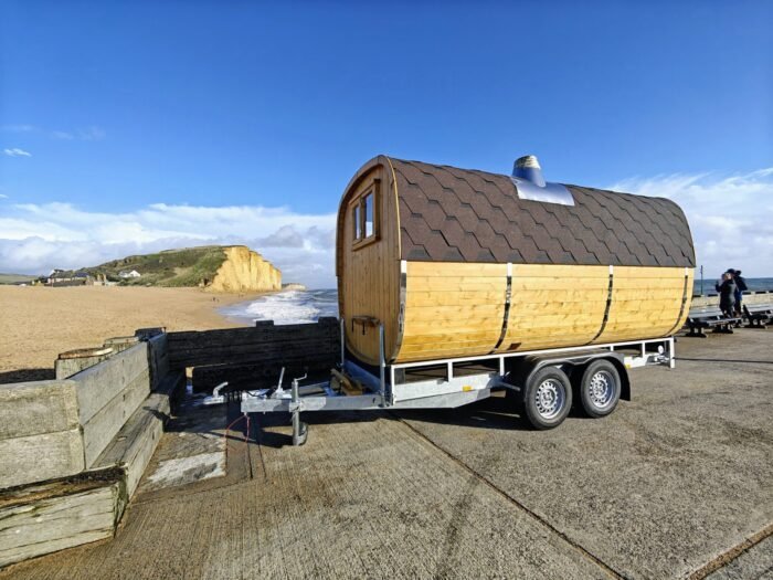 Mobil sauna på trailer 1 Mobil tøndesauna på en trailer med dobbeltaksel ved kysten