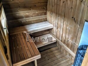 TimberIN Nordic Oval™ Terrace – udendørs sauna med terrasse, med synlige træbænke og synligt vindue