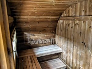 TimberIN Nordic Oval™ Terrace – udendørs sauna med terrasse set indefra, med tomt og tørt interiør, synlige træbænke og synligt vindue