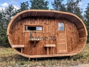 TimberIN Nordic Oval™ Terrace – udendørs sauna med terrasse set indefra, med synlige træbænke, synlig trædør og synligt vindue, under åben himmel