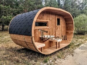 TimberIN Nordic Oval™ Terrace – udendørs sauna med terrasse set indefra, med indstigningstrappe i træ, synlig trædør og synligt vindue, i en anlagt have