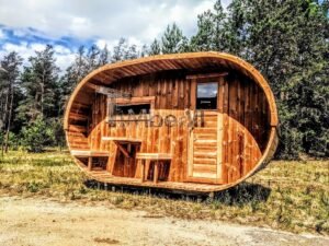 TimberIN Nordic Oval™ Terrace – udendørs sauna med terrasse set indefra, med synlige træbænke og synlig trædør