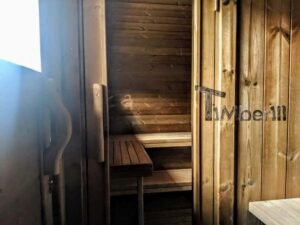 TimberIN Nordic Oval™ Terrace – udendørs sauna med terrasse set indefra, med synlige træbænke og åben dør