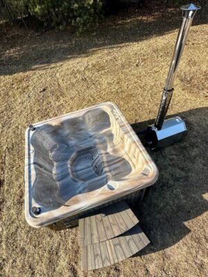 TimberIN Nordic Square™ Acryl vildmarksbad i haven set ovenfra, tomt, med grå formstøbte sæder, massagedyser, trætrappe og separat brændeovn