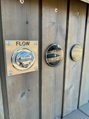 TimberIN Nordic Square™ Acryl vildmarksbad – betjening med forkromet flowregulator, to runde luft- eller vandregulatorer og mørkbejdset træbeklædning