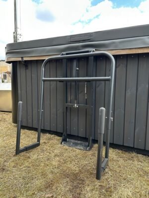 TimberIN Nordic Square™ Acryl – kvadratisk vildmarksbad i akryl, med indstigningstrappe i træ, under åben himmel i en anlagt have