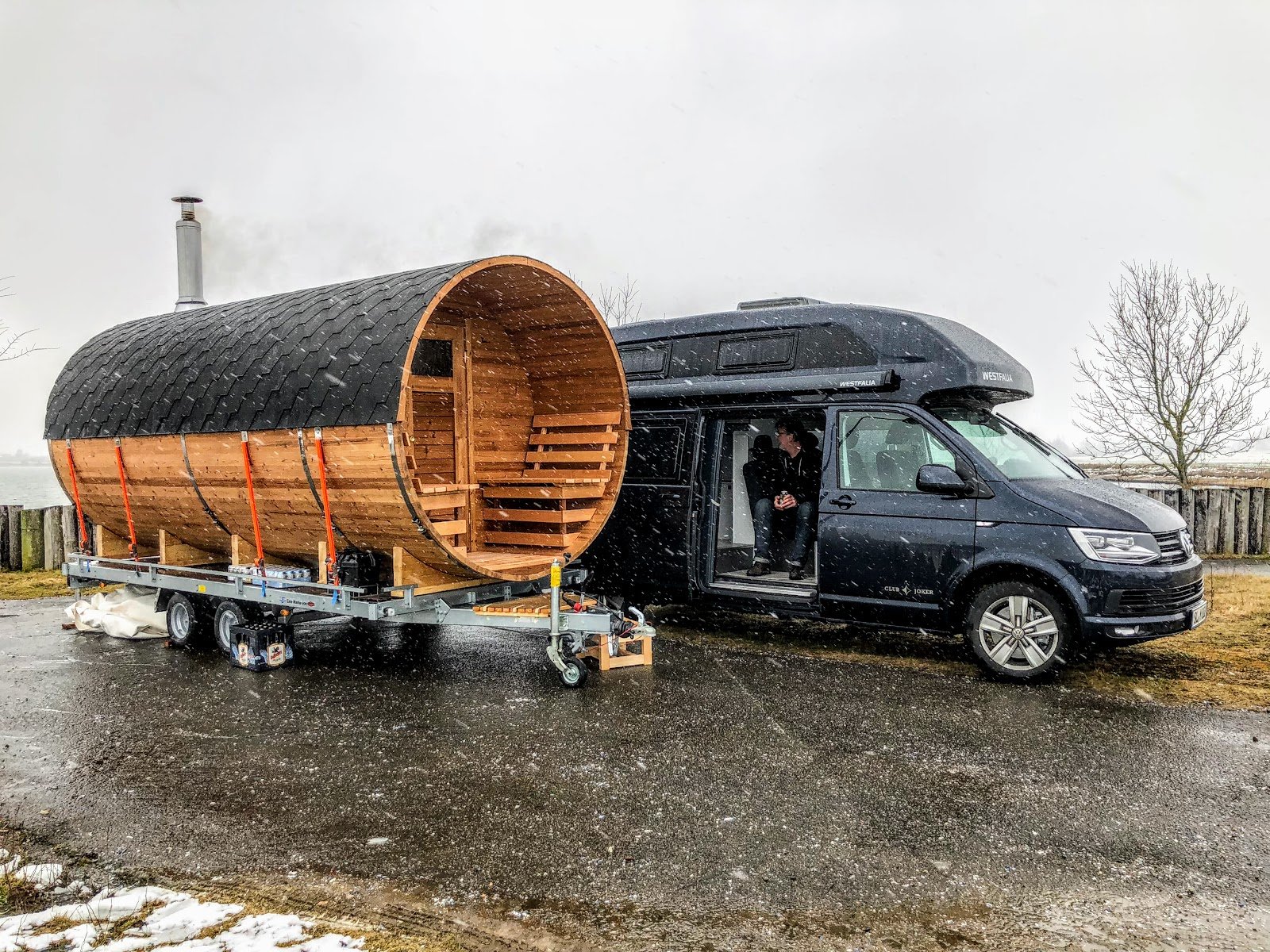 Mobil tøndesauna på trailer koblet til en varevogn