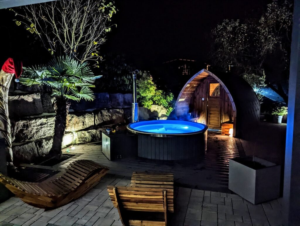 Elektriske krav til et vildmarksbad eller en sauna 1 Nedsænket vildmarksbad med LED-belysning i vandet og haven om aftenen