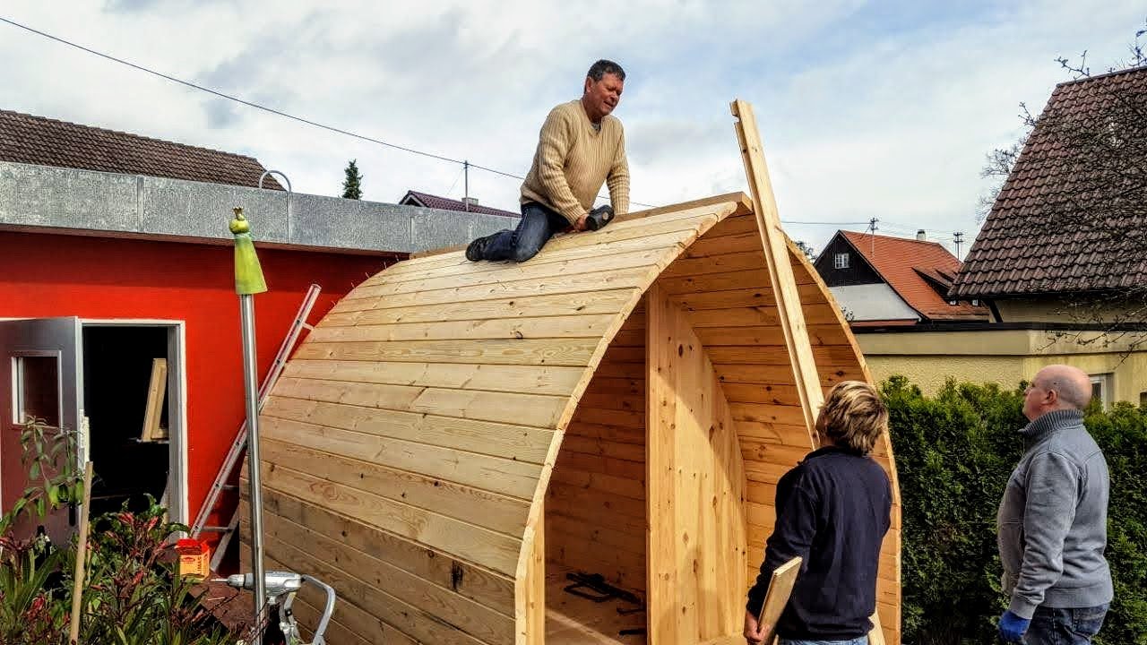 Udendørs Sauna – Hovedproblemer Og Opløsninger 2 Mand samler taget på en igloosauna i træ