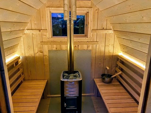 Varmeværkere Til Uddørende Saunas 1 Brændefyret saunaovn med glaslåge i et saunarum