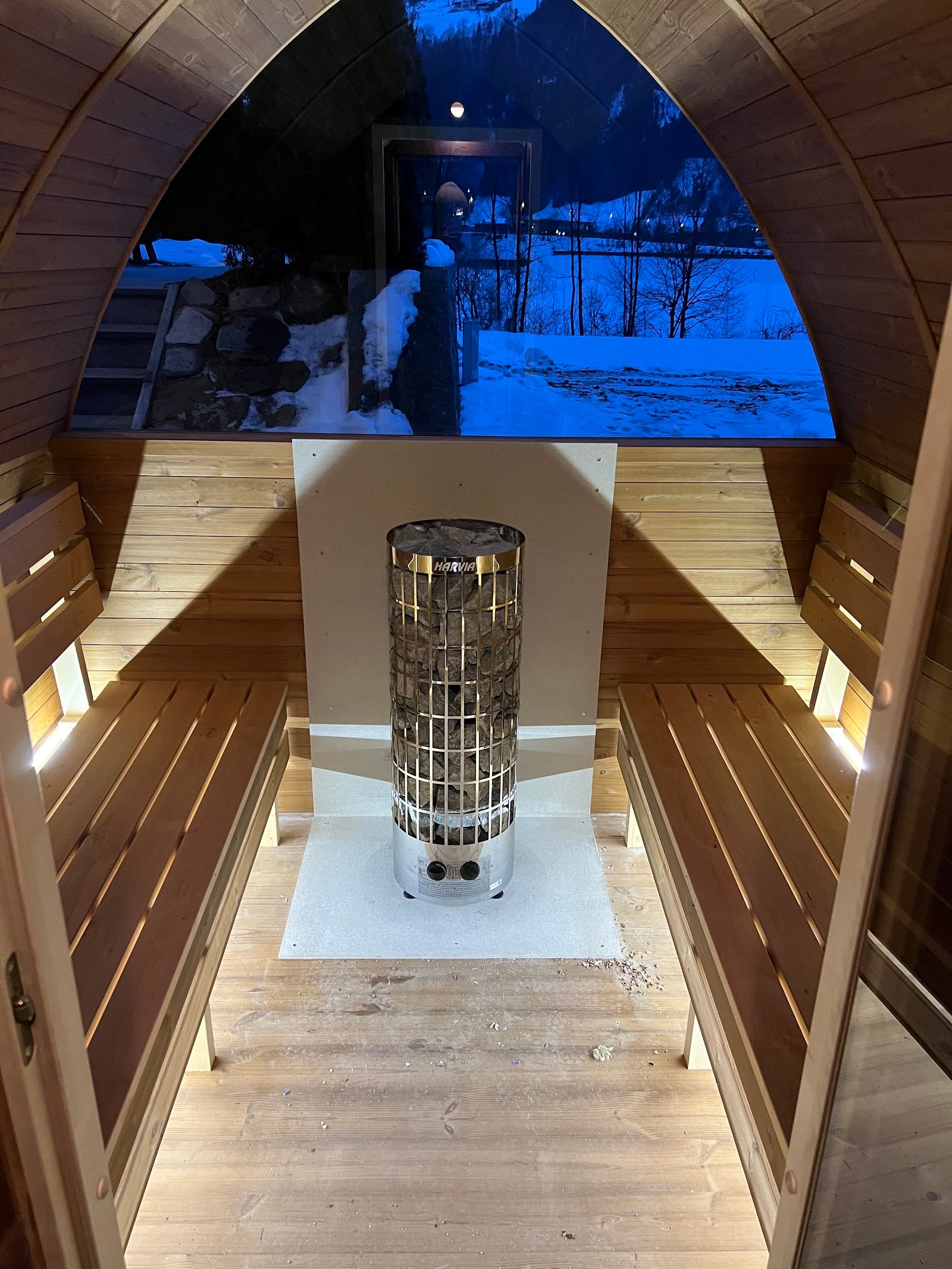 Varmeværkere Til Uddørende Saunas 2 Saunarum i lyst træ med saunaovn og bænke