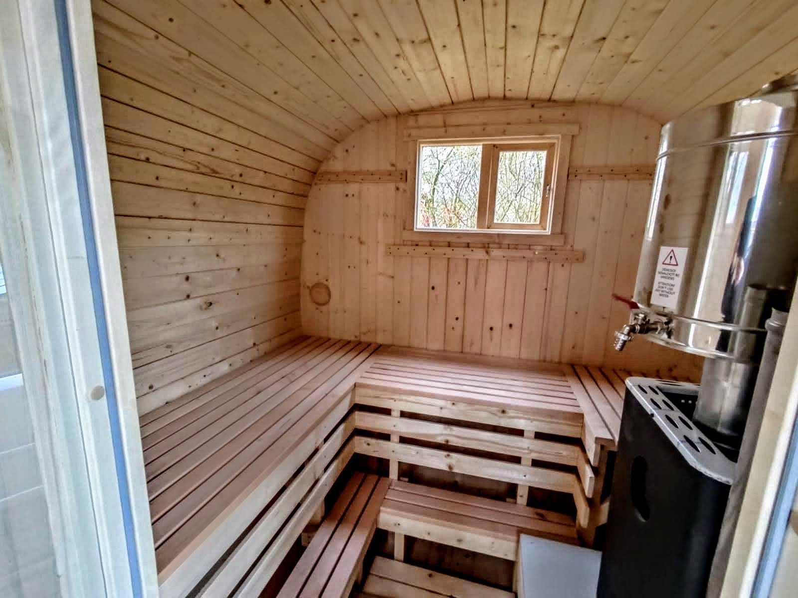 Varmeværkere Til Uddørende Saunas 3 Saunarum med træbænke og vindue