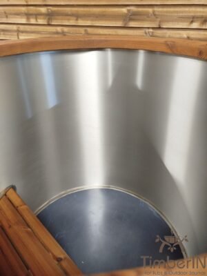 Icetub isbad – blik ned i den tomme indsats i rustfrit stål AISI 316, med børstet metalvæg, rund bund og et lille træsædetrin til venstre