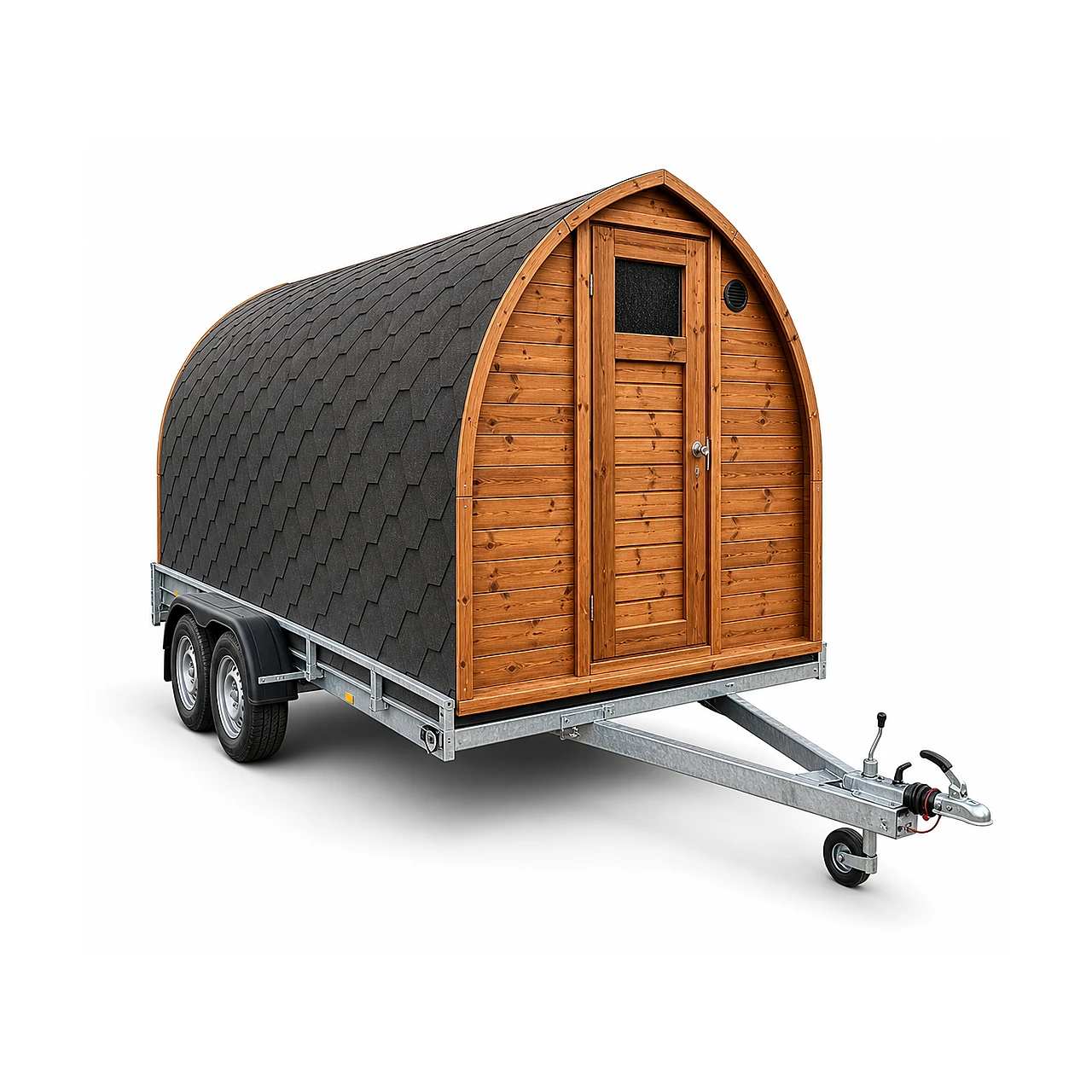 TimberIN Nordic Mobile Sauna Pod™ 1 TimberIN Nordic Mobile Sauna Pod™ – buet mobil pod-sauna med træfront, massiv indgangsdør, sort shingelbeklædning og enakslet trailer på hvid baggrund.