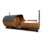 TimberIN Nordic Barrel Duo™ – forlænget kombination af tøndesauna og vildmarksbad med mørkt shingeltag, træfront, saunadør og tilstødende åbent badeområde på hvid baggrund.