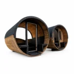 TimberIN Nordic Barrel Panorama™ – panorama-tøndesauna med mørk shingelbeklædning, buet helglasfront, glasdør i midten og synlige træbænke på hvid baggrund.