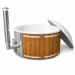 TimberIN Nordic Core™ vildmarksbad med hvid indsats, termotræbeklædning, integreret brændeovn, skorsten i rustfrit stål og åbent isoleret låg på hvid baggrund.