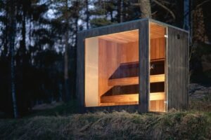 TimberIN Nordic Cube moderne udendørs sauna med oplyst glasfront