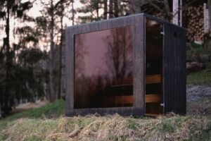 TimberIN Nordic Cube med tonet glasfront i skoven