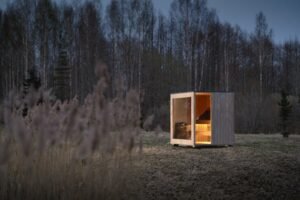 TimberIN Nordic Cube oplyst sauna i aftenskoven