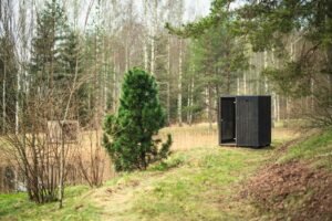 TimberIN Nordic Cube S sort sauna ved skovkanten