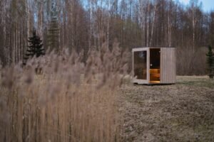 TimberIN Nordic Cube udendørs sauna ved en sø