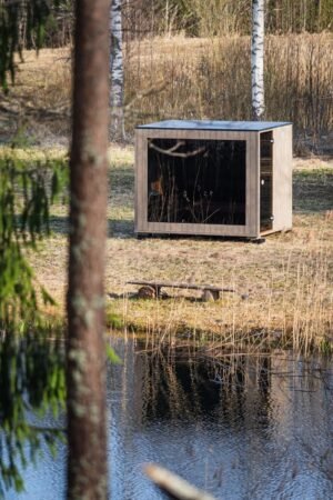 TimberIN Nordic Cube sauna ved en dam