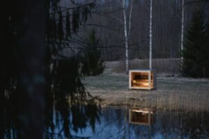 TimberIN Nordic Cube sauna på en eng