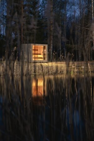 TimberIN Nordic Cube oplyst om natten mellem sivene