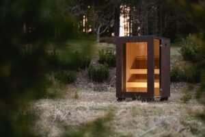 TimberIN Nordic Cube S sauna om aftenen