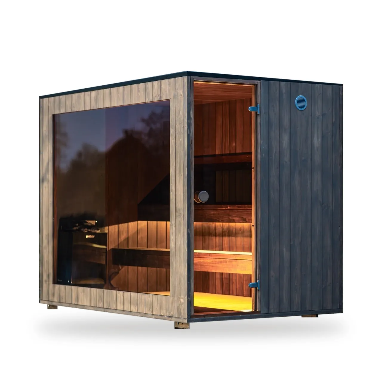 TimberIN Nordic Cube™ – moderne udendørs sauna i massivt CLT 1 TimberIN Nordic Cube moderne udendørs sauna i CLT med glasfront på hvid baggrund