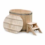 Nedgravet vildmarksbad 18 TimberIN Nordic Duo™ Wood – ovalt vildmarksbad til to personer i massivt træ med buede træbænke, trætrappe og rundt trælåg på hvid baggrund.