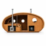TimberIN Nordic Sauna & Spabad Kombi Hobbiton™ – bred oval kombination af sauna og vildmarksbad med træinteriør, ovn i midten, runde vinduer og integreret badeområde på hvid baggrund.