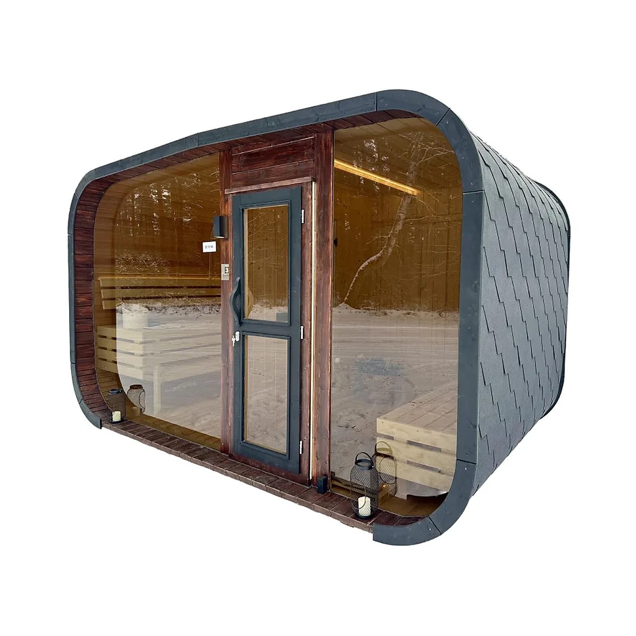 TimberIN Nordic Horizon™ 1 TimberIN Nordic Horizon™ – moderne havesaunakabine med afrundet mørkt tag, panoramaglasfront, dør i midten og synlige trinvise træbænke på hvid baggrund.