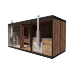 TimberIN Nordic Modular Spa™ – moderne modulær udendørs spabygning med mørk ramme, træfacade, saunaafdeling med glas, brændeovn og lukket omklædningsrum på hvid baggrund.