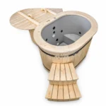 Nedgravet vildmarksbad 19 TimberIN Nordic Oval™ Duo – ovalt vildmarksbad til to personer med lys træbeklædning, grå formstøbt indsats, forhøjet ryglæn, trætrappe og matchende låg på hvid baggrund.