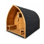 TimberIN Nordic Pod™ Custom – buet havesauna i pod-design med træfront, glasdør, overdækkede bænke ved indgangen og sort shingeltag på hvid baggrund.