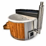 TimberIN Nordic Rojal™ – vildmarksbad med grå glasfiberindsats, massagedyser, termotræbeklædning, integreret brændeovn i rustfrit stål, skorsten, trætrappe og sort isoleret låg på hvid baggrund.