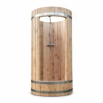 TimberIN Nordic Shower™ Barrel – cylindrisk udendørs træbruser med dør, bånd i rustfrit stål og bruserør foroven på hvid baggrund.