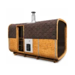 TimberIN Nordic Square Barrel™ – rektangulær udendørs sauna i tøndestil med varm træbeklædning, mørkt shingeltag, glasdør foran og udvendig skorsten på hvid baggrund.