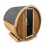 TimberIN Nordic Terrace™ 160 Electric – kompakt tøndesauna til terrassen til to personer med lys træbeklædning, gråt shingeltag og glasindgangsdør i fuld højde på hvid baggrund.