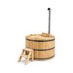 Nedgravet vildmarksbad 11 TimberIN Nordic™ Wooden Basic – rundt vildmarksbad i massivt træ af lys gran med buede træbænke, beskyttet indvendig brændeovn, skorsten, trætrappe og matchende trælåg på hvid baggrund.