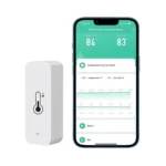 Ovn til vildmarksbad 13 Smart Termometer til vildmarksbad – trådløs temperatursensor til vildmarksbad ved siden af en smartphone med åben app til overvågning af temperaturen live på hvid baggrund.