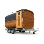 TimberIN Nordic Square Mobile Sauna™ – kvadratisk mobil sauna med afrundet tag, træbeklædning, sidedør med glas og toakslet trailerstel på hvid baggrund.