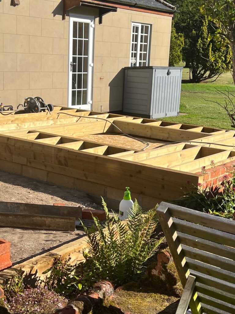 Indbyg vildmarksbadet i en terrasse: forberedelse og installation 1 Bærende træramme til en terrasse, hvor vildmarksbadet skal indbygges, ved husets bagside