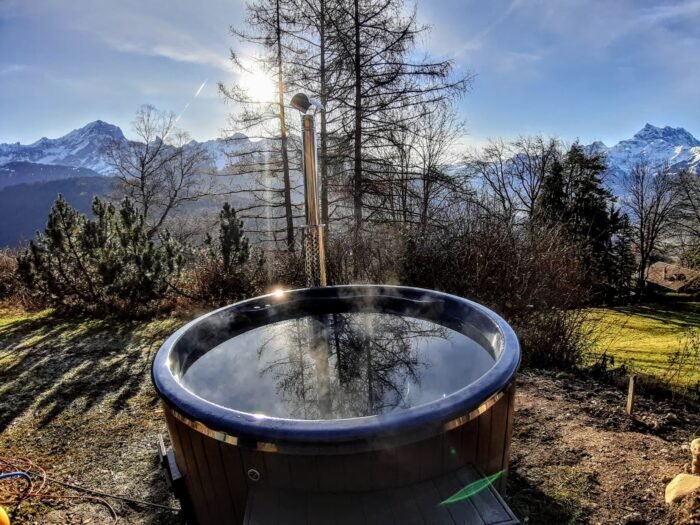 Mørkt vildmarksbad en frostklar vinterdag med bjerge i baggrunden