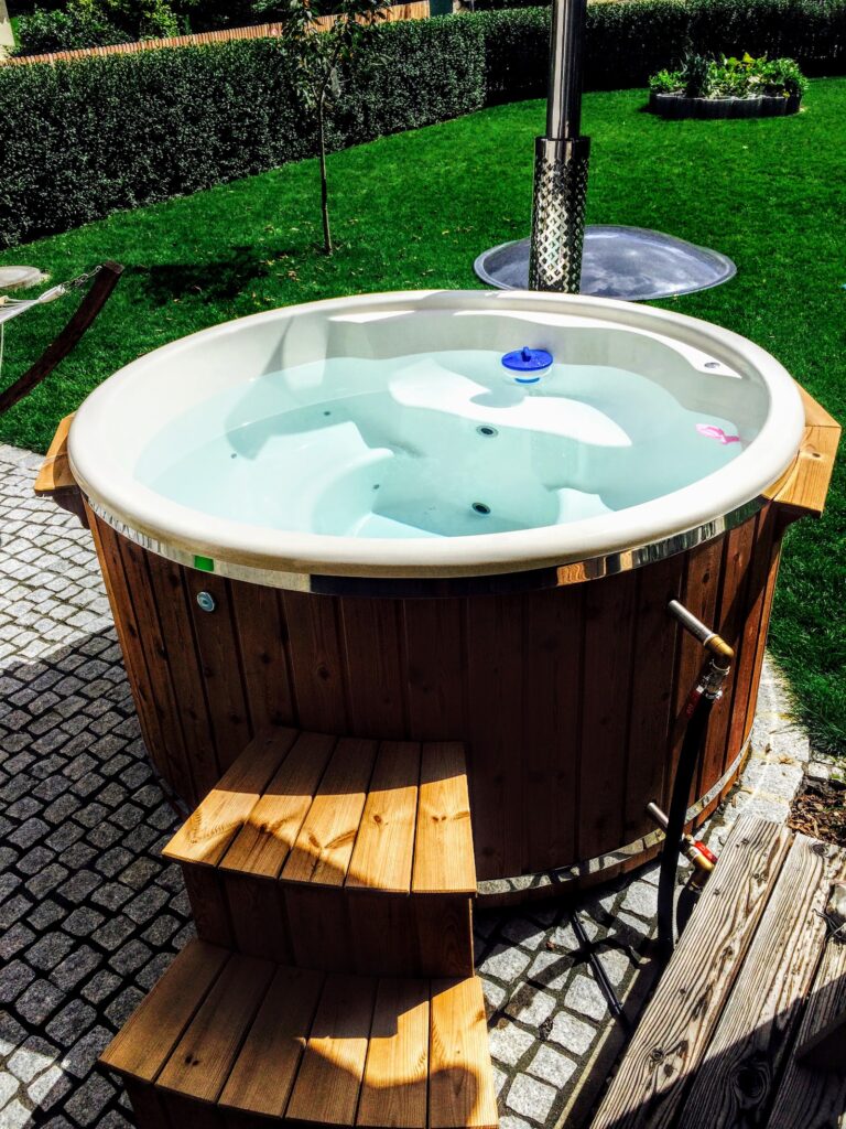 Vandpleje i vildmarksbadet: mål, filtrér og behandl med klor 4 Klart vand i et vildmarksbad med flydende doseringsflyder til klortabletter