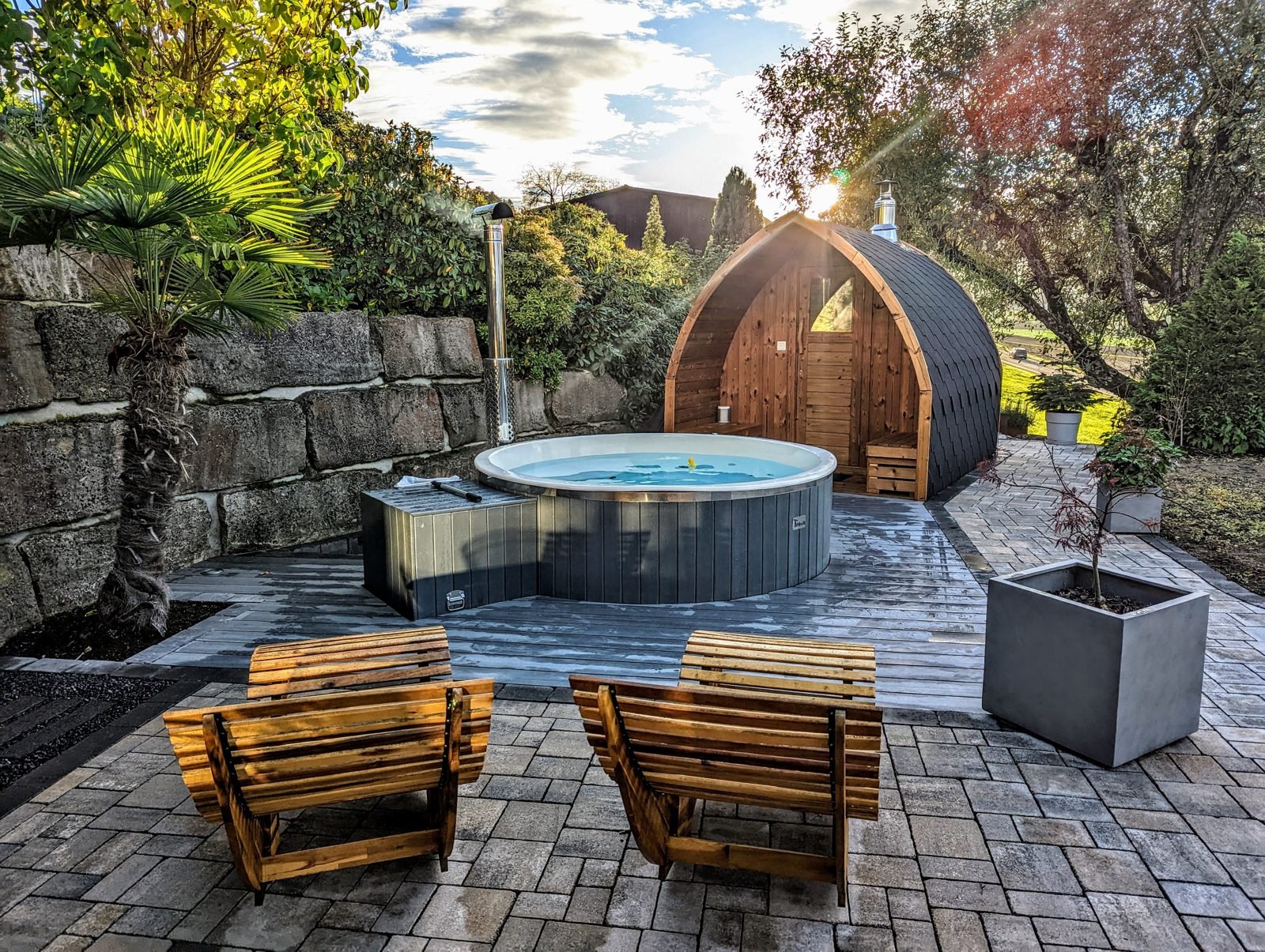 Vildmarksbad Danmark 1 Vildmarksbad og pod-sauna på en stenterrasse i haven med liggestole